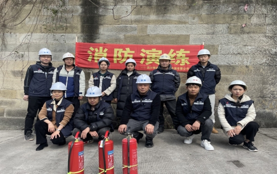 　　為進(jìn)一步提高公司員工消防安全意識(shí)及火災(zāi)應(yīng)急處置能力，加強(qiáng)和規(guī)范本公司消防管理，預(yù)防和減少火災(zāi)危害。3月18日，公司組織開展消防安全知識(shí)培訓(xùn)演練?！　⊥ㄟ^采取消防安全知識(shí)講解、火災(zāi)視頻播放、最新火災(zāi)案例講解分析、消防器材操作培訓(xùn)、現(xiàn)場提問等多種方式傳授消防知識(shí)，讓所有參會(huì)員工學(xué)到了更多有關(guān)火災(zāi)的預(yù)防知識(shí)以及火情發(fā)生后的自救、逃生知識(shí)。本次學(xué)習(xí)使大家對(duì)消防安全管理工作責(zé)任的重要性和消防培訓(xùn)工作的重